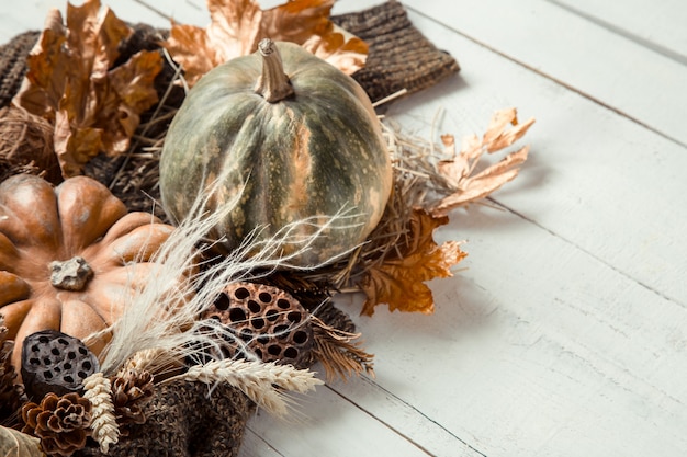 Composition d'automne avec des objets de décoration et des citrouilles