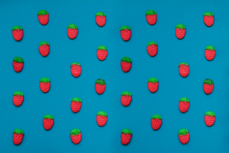 Photo gratuit composition aux fraises aux bonbons