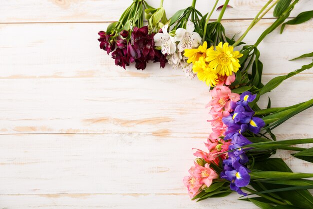 Composition de belles fleurs sur bois