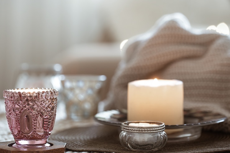 Photo gratuit composition avec des bougies sur la table dans le salon