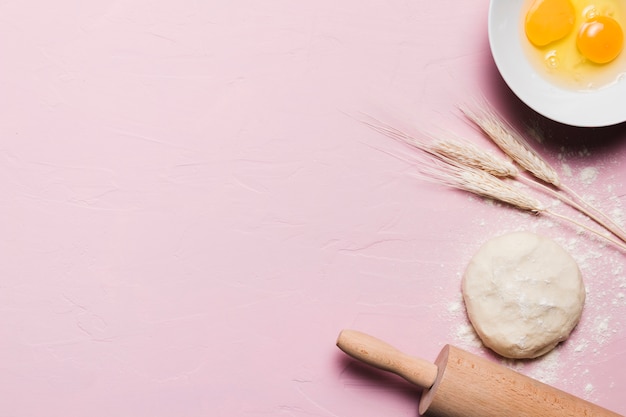 Composition de boulangerie à plat avec fond