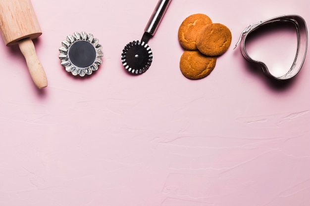 Photo gratuite composition de boulangerie à plat avec fond