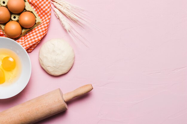 Composition de boulangerie à plat avec fond