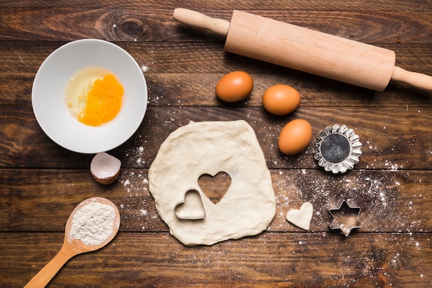 Composition de boulangerie à plat avec pâte et œufs