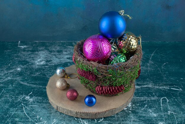 Composition de boules de Noël sur bleu.