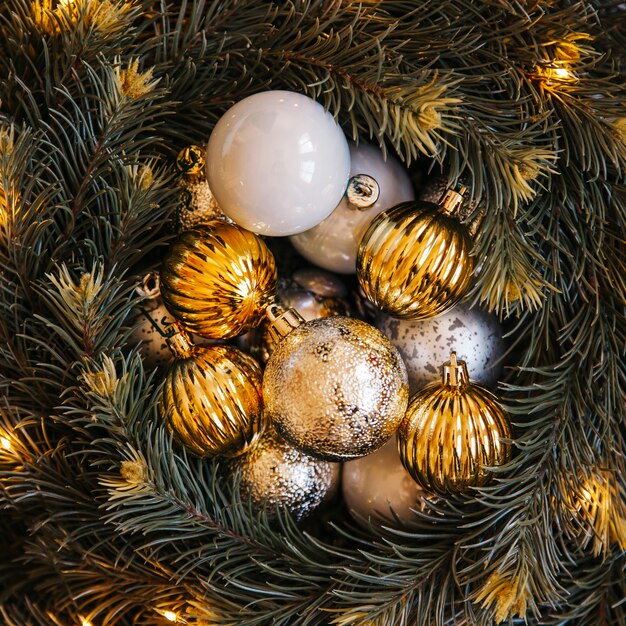 Composition de boules de Noël avec des branches de sapin