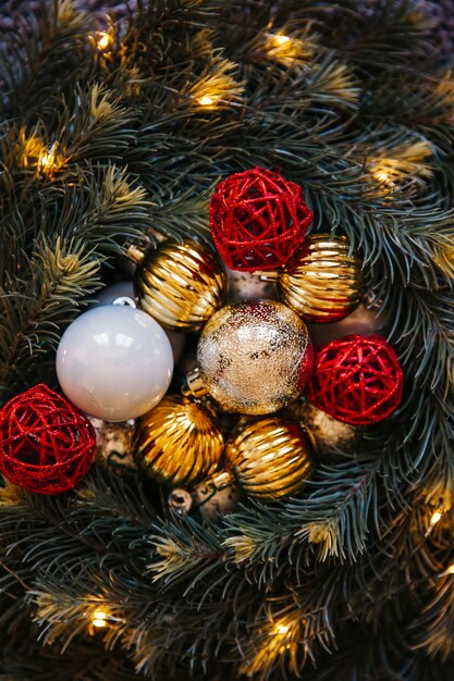 Composition de boules de Noël avec des branches de sapin