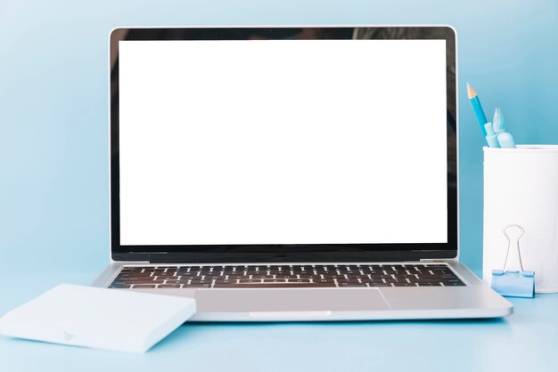 Composition de bureau de bureau moderne avec un dispositif technologique