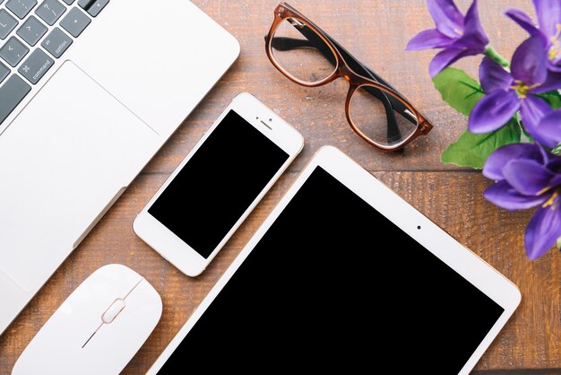 Composition de bureau moderne avec dispositif technologique