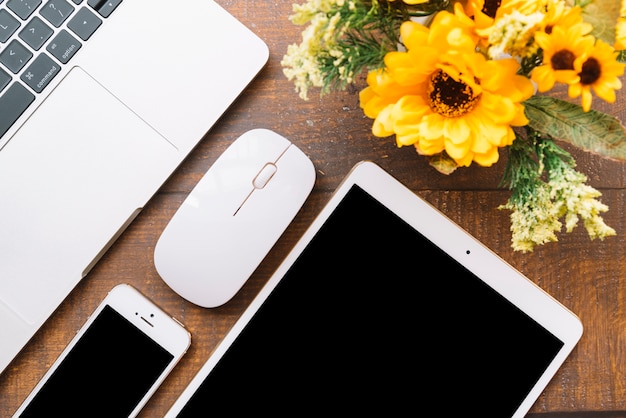 Composition de bureau moderne avec dispositif technologique