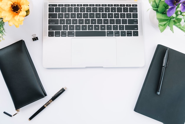 Composition de bureau moderne avec dispositif technologique