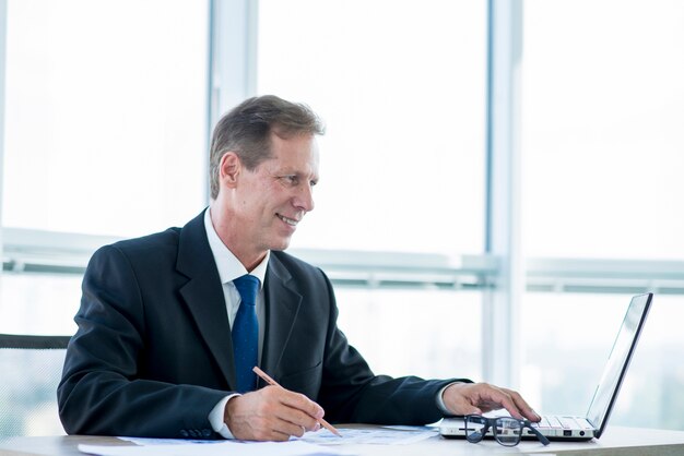 Composition de bureau moderne avec homme d&#39;affaires