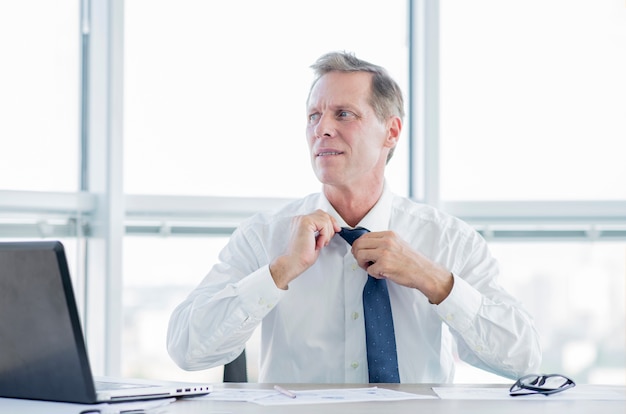 Composition de bureau moderne avec homme d&#39;affaires