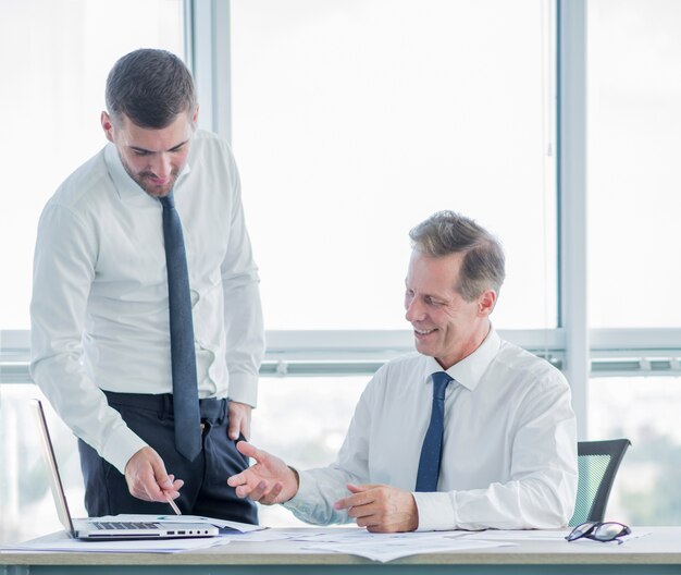 Composition de bureau moderne avec homme d&#39;affaires