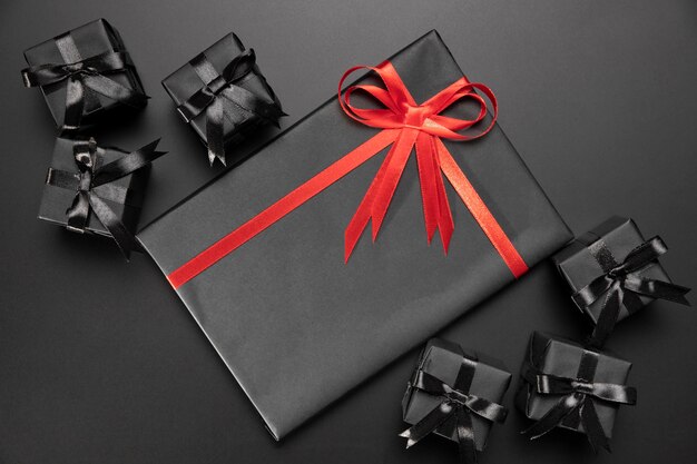 Composition de cadeaux emballés sur fond noir