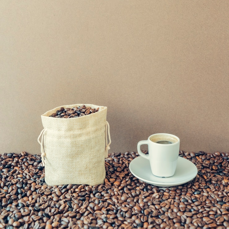 Photo gratuit composition de café avec sac et tasse