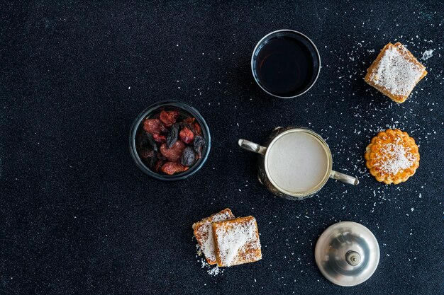 Composition de la cérémonie du thé avec des biscuits savoureux