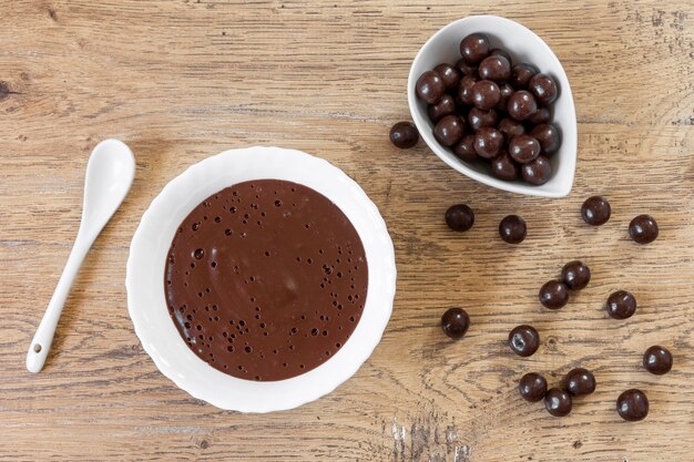 Composition de chocolat sucré plat