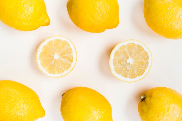 Photo gratuite composition de citrons jaunes sur fond blanc