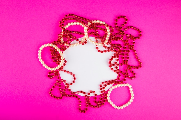 Photo gratuit composition clorful avec des perles de carnaval