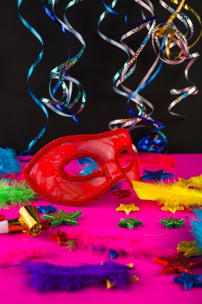 Photo gratuite composition colorée de carnaval avec des masques