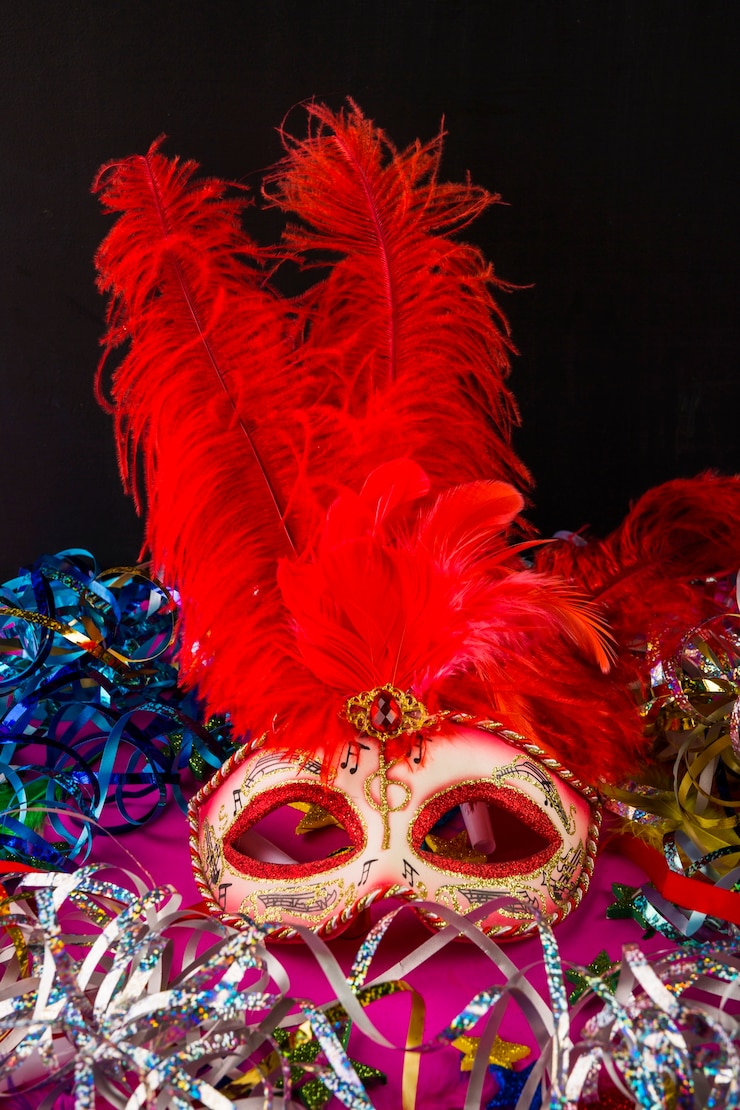 Photo gratuit composition colorée de carnaval avec des masques
