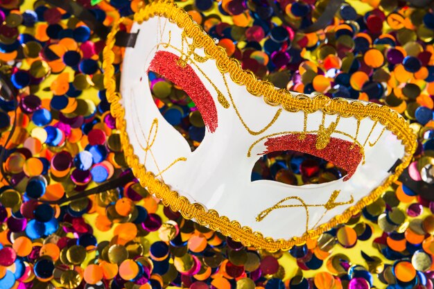 Composition colorée de carnaval avec des masques