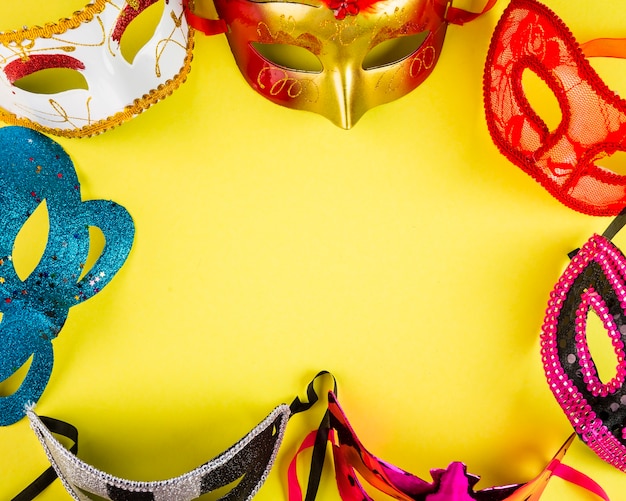 Composition colorée de carnaval avec des masques