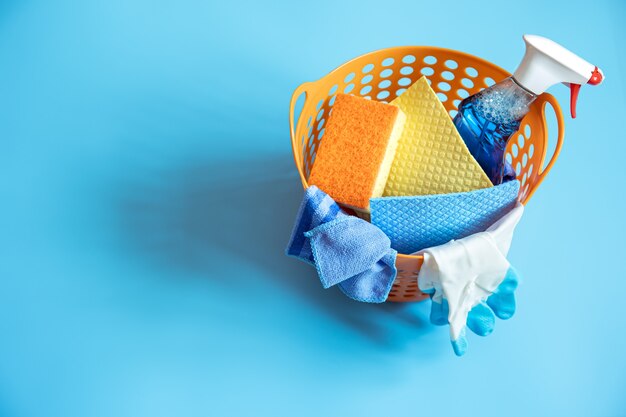 Composition colorée avec des éponges, des chiffons, des gants et un détergent pour le nettoyage. Vue de dessus