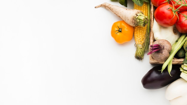 Photo gratuite composition colorée de légumes avec espace copie