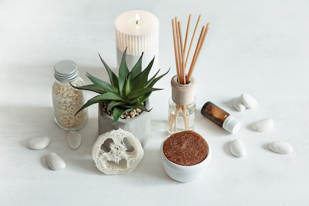 Composition confortable avec des bâtons d'encens pour parfum d'intérieur et produits de santé et de beauté.