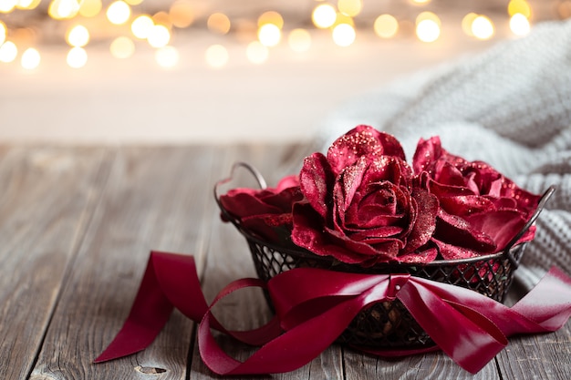 Composition confortable pour la Saint-Valentin avec des fleurs décoratives dans un espace de copie de panier.