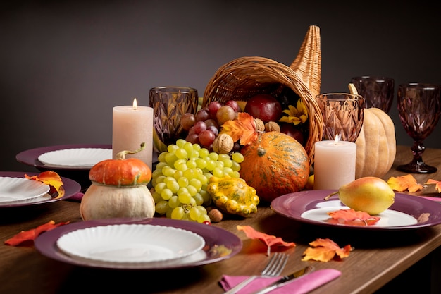 Photo gratuite composition de corne d'abondance avec des aliments délicieux