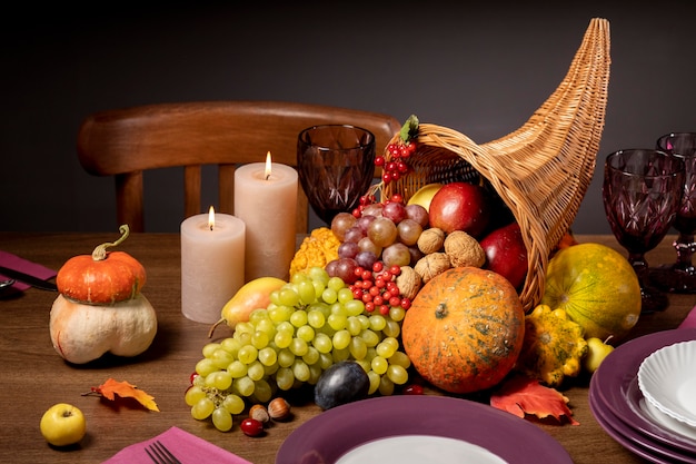 Photo gratuite composition de corne d'abondance avec des aliments délicieux