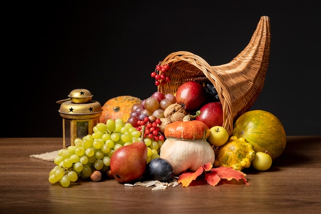 Photo gratuite composition de corne d'abondance avec des aliments délicieux