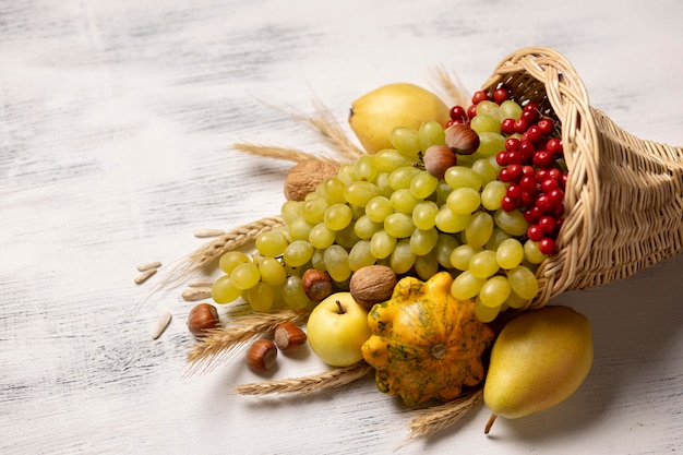 Photo gratuite composition de corne d'abondance avec des aliments délicieux