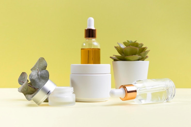Photo gratuit composition cosmétique avec des bouteilles de sérum