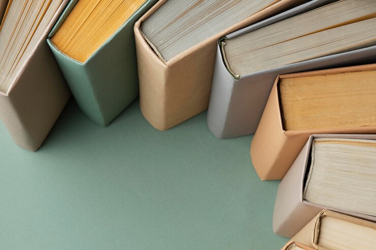Photo gratuit composition créative avec différents livres