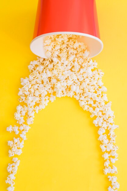 Photo gratuite composition créative du pop-corn