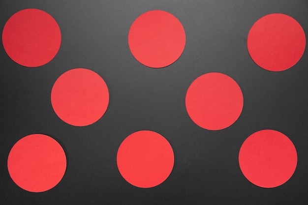 Composition créative du vendredi noir avec des cercles rouges