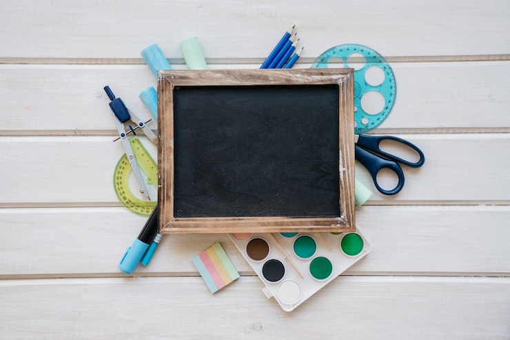 Photo gratuit composition créative de retour à l&#39;école avec ardoise