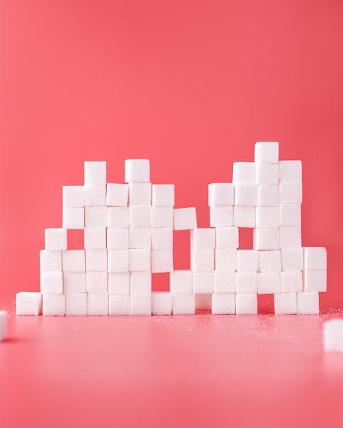 Composition de cubes de sucre blanc sur rouge