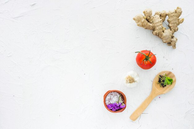 Composition de cuisine moderne avec des ingrédients sains