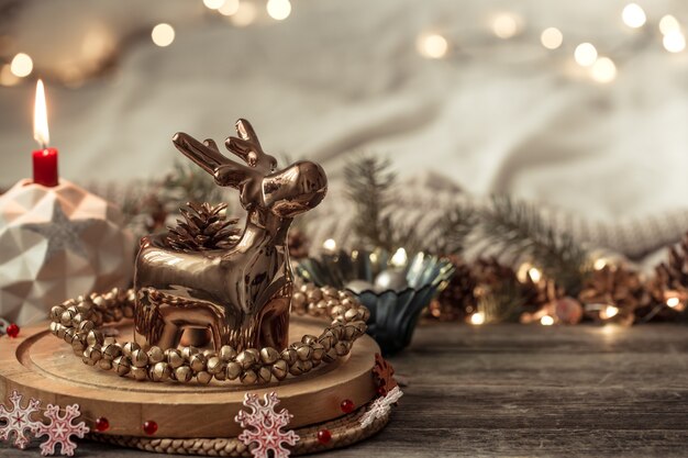 Composition avec des décorations de Noël à l'intérieur.