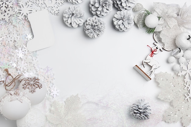 Composition décorative de Noël de jouets sur un fond de tableau blanc.