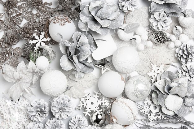 Composition décorative de Noël de jouets sur un surréalisme de mur blanc. Vue de dessus