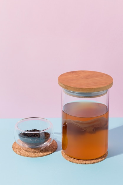 Composition avec une délicieuse boisson kombucha