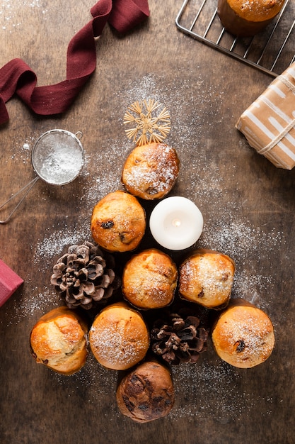 Photo gratuite composition délicieuse de panettone de nature morte