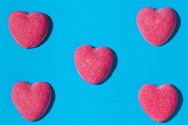 Composition de délicieux bonbons au cœur sucré