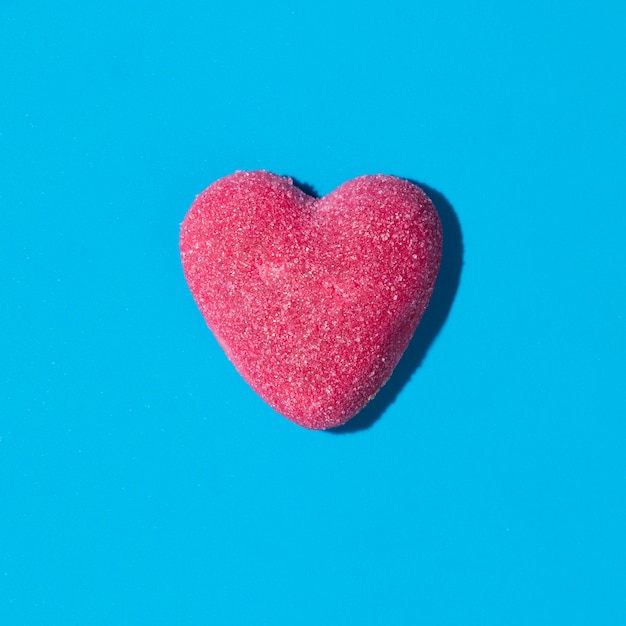 Photo gratuite composition de délicieux bonbons coeur sucré